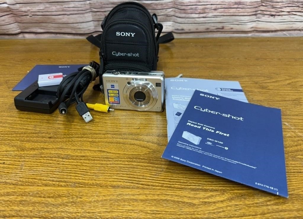 Sony Cyber Shot. Case, Manuels, Battery, Charger,