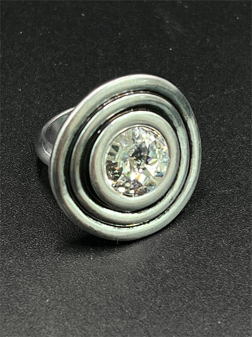 Premier designs size 5 silver toned ring
