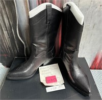 343 - PAIR OF NEW DKNY BOOTS SIZE 9 (W213)