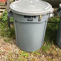 32 Gallon Rubbermaid Trash Can B