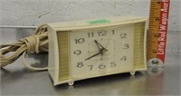 Vintage General Electric alarm clock, works