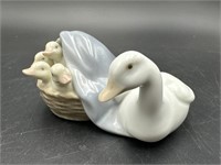 LLADRO MOTHER DUCK AND BABIES FIGURE
