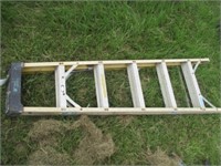1145) 5' fiberglass step ladder