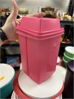 TUPPERWARE PICKLE CONTAINER