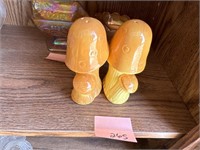 Vtg Mushroom Salt & Pepper Shakers