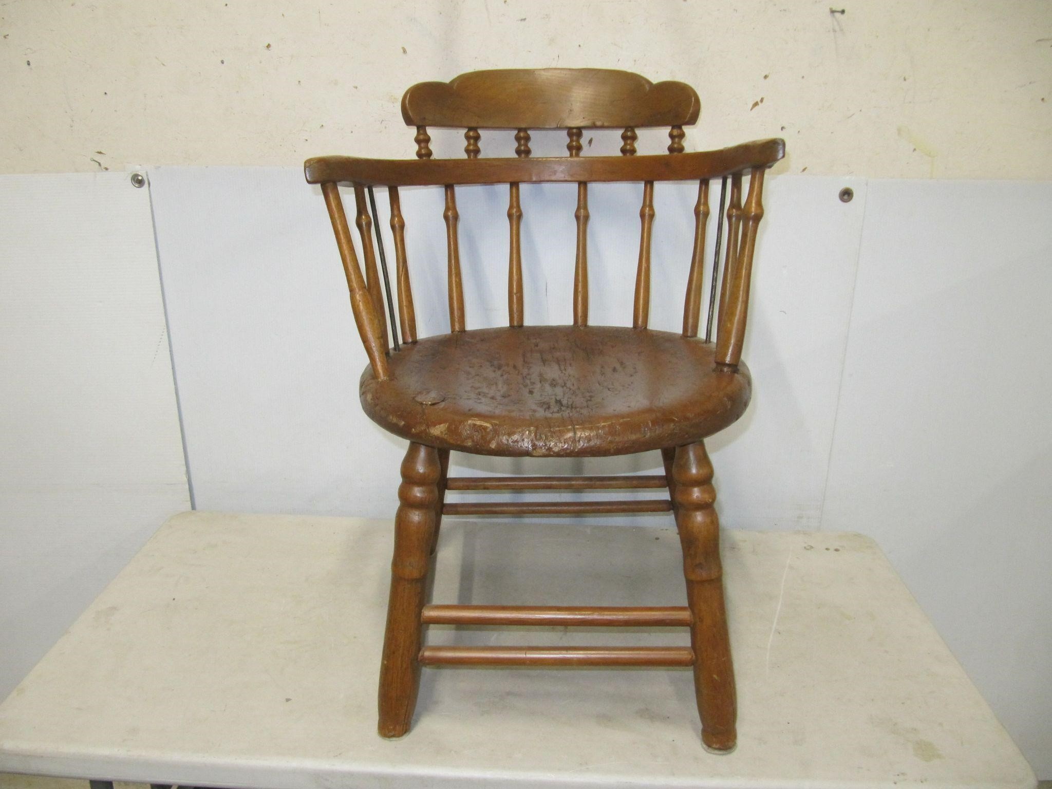 ANTIQUE WOODEN CAPTAIN'S CHAIR