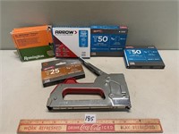 STAPLE GUN AND STAPLES WITH PRIMERS FOR RAMSET
