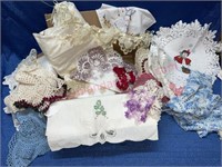 Flat: vtg doilies & linens