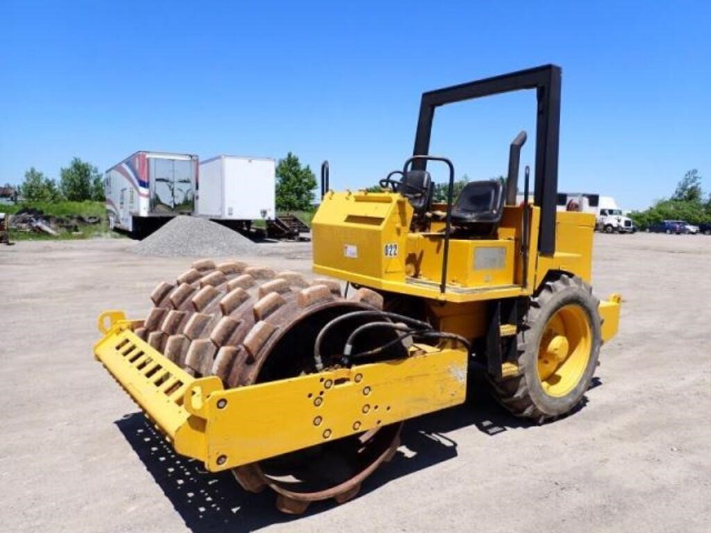1990 Case 602BPD 70 In. Padfoot Vibratory Roller 8