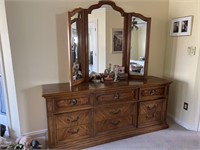 Thomasville Vintage wood Dresser w Mirror