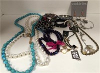 11 - LOT OF COSTUME JEWELRY (R7)