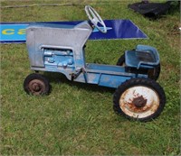 VINTAGE PEDAL TRACTOR