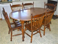 Dining Table and 6 Chairs - Table does have a