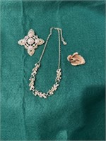 Avon gold broach with pearls,