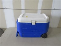Large Igloo Cooler with tray, nice/clean, p/u only
