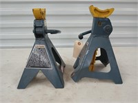 Pair of 2 ton jack stands, one is bent