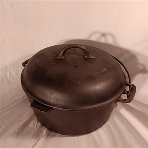Vintage Chicago Hardware Foundry #8 CI Dutch Oven
