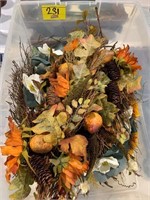 LIDDED TOTE FULL OF AUTUMN ARTIFICIAL FLOWER