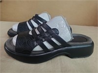 Dansko sandals size 39. Look new