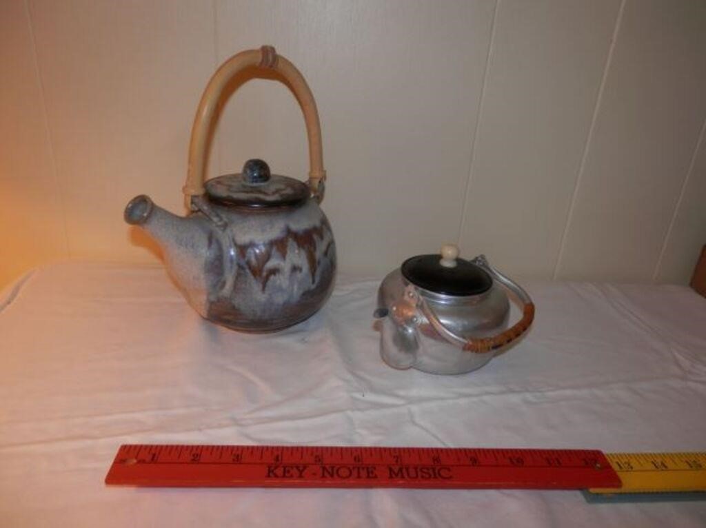 Group of 2-teapots with lid