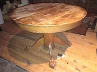 AntiqueRound table with 2 leaves and awesome feet!