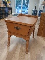 Leick end table 24 x27 x 20