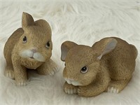 Small rabbit figurines