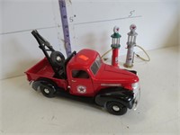 1946 Chevrolet Texaco toy truck and pumps, 1/19