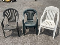 5 plastic patio chairs