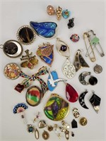 Large Lot Of Vintage Brooches And Pendants