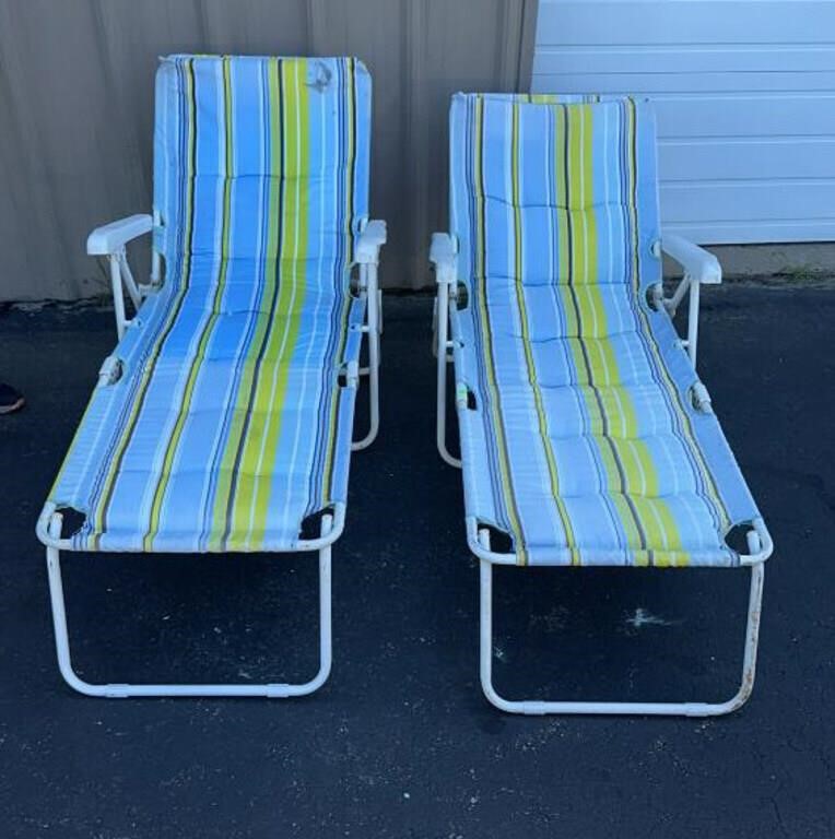 2 Outdoor Lounge Chairs