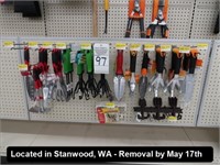LOT, ASSORTED HAND GARDEN TOOLS IN THIS SECTION