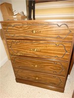 4 drawer dresser, 18" x 35" x 43"