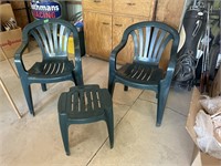 2 Plastic stackable lawn chairs with small side