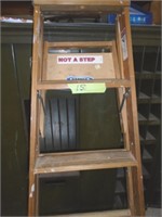 Werner wooden 6' step ladder like new