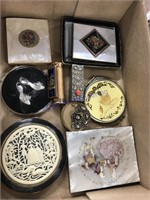 Compacts, fancy small boxes