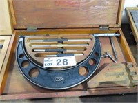 Moore & Wright Outside Micrometer 6-10"