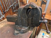 Antique Cast Iron Vise