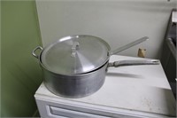 Deep fryer pan and basket