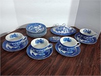 Mixed lot of Blue Willow teacups, saucers and