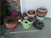 Miscellaneous selection of plastic pots