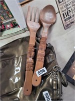 DEVILLE WOODEN FORK AND SPOON DECOR