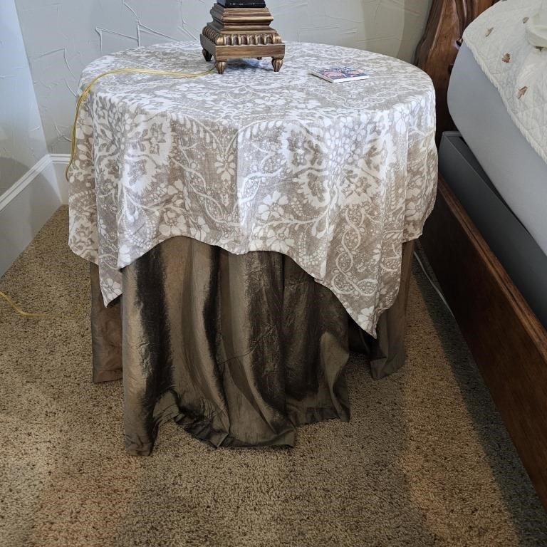 Wood Bed-Side Lamp Table & Table Cloths