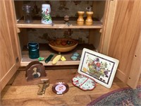 Lot of assorted kitchen decor items including