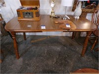 Wooden kitchen table w/ one leaf