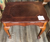 Scalloped edge end table w/French Provincial legs