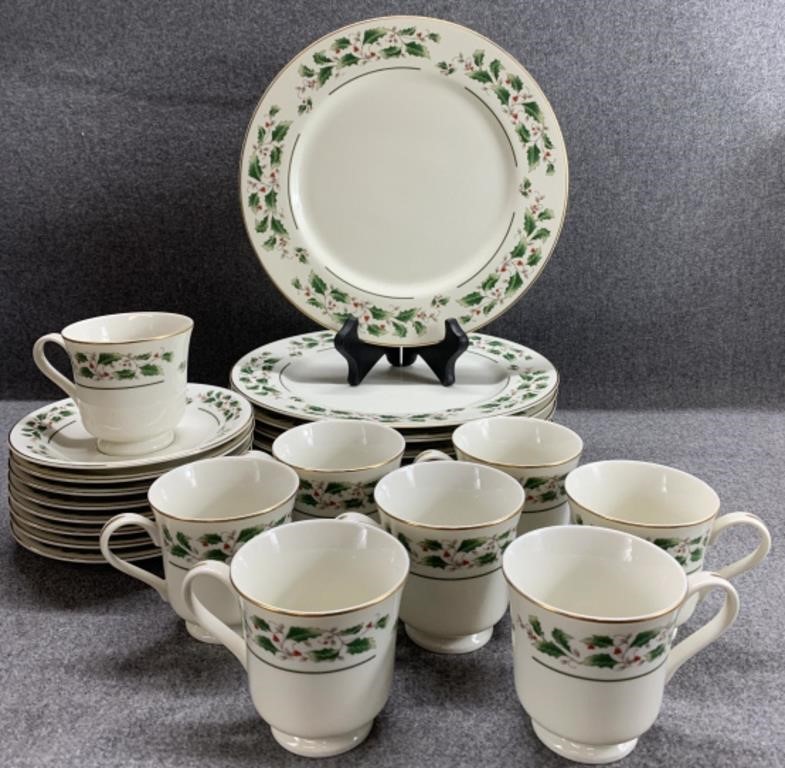 Fine China Japan Holly Dinner Plates