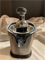 Stainless secure citrus juicer
