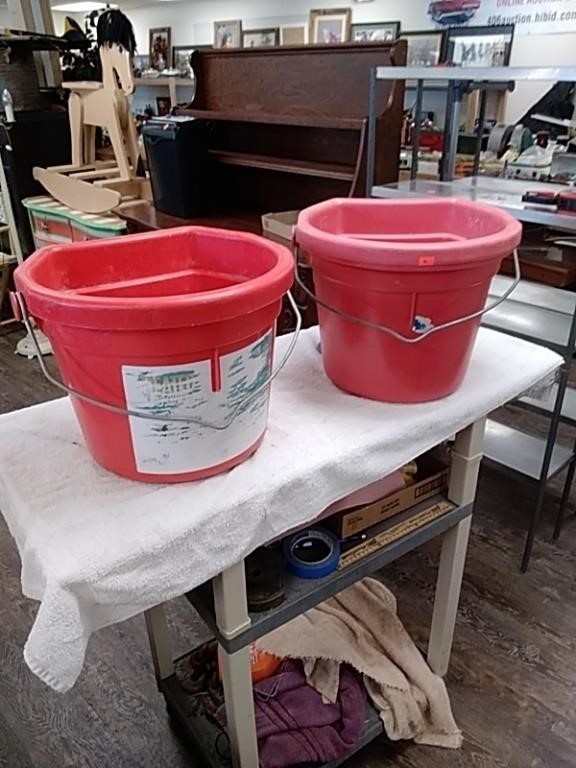 2 heated feed buckets