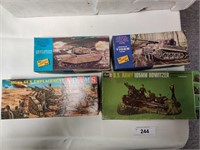 4 vintage Military Model Kits: 2 tanks, 2 Fieldgun